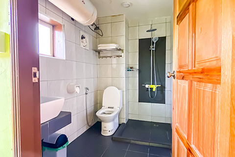 Private Room 4 En-suite Bathroom