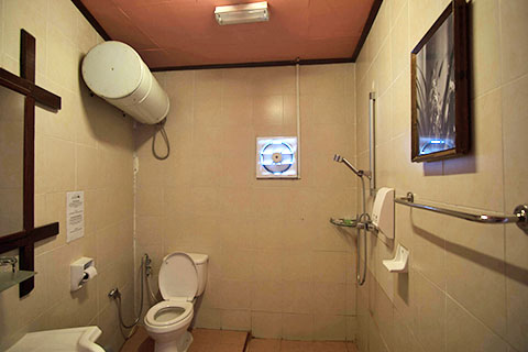 Private Room 1 En-suite Bathroom